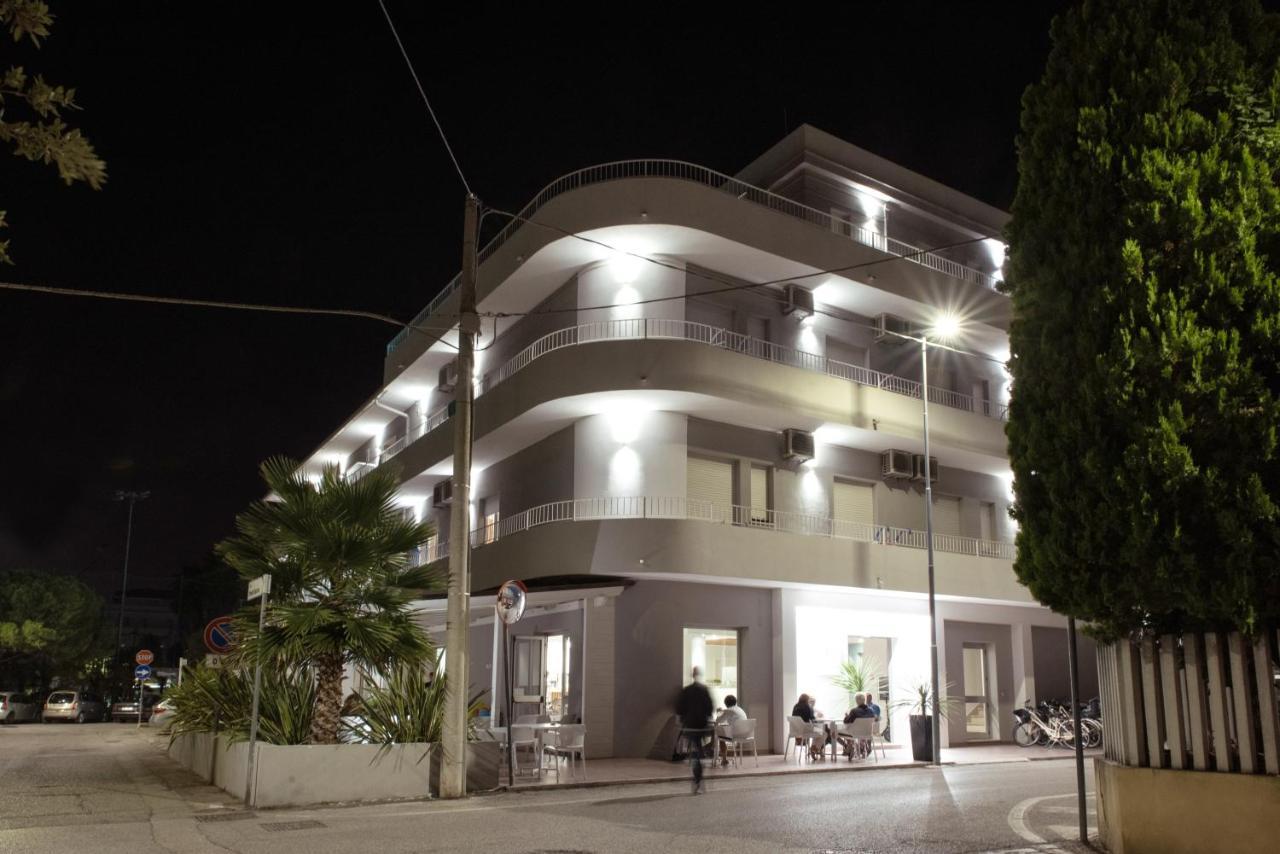 Adria Beach Hotel Alba Adriatica Buitenkant foto