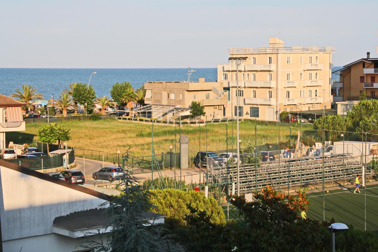 Adria Beach Hotel Alba Adriatica Buitenkant foto